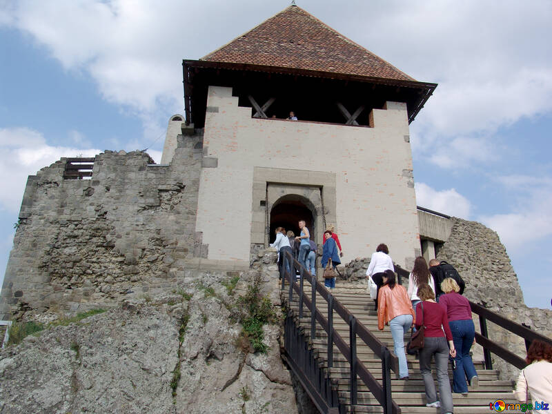 Los turistas visitan el castillo medieval №31806