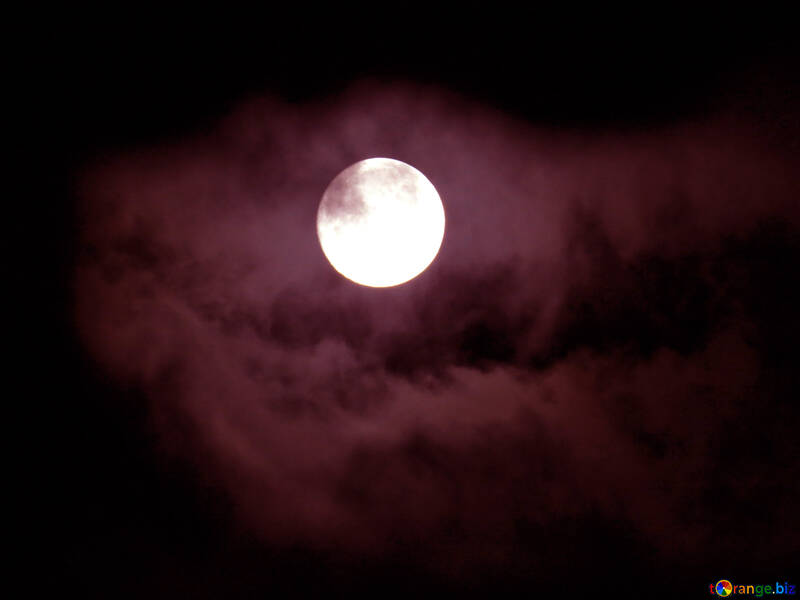 La luna través de las nubes №31506