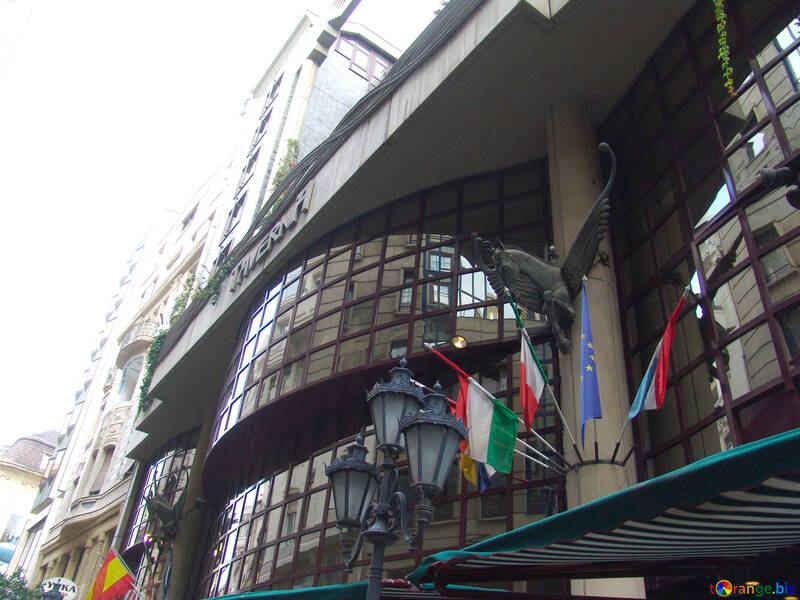 Bandiere sulla parte anteriore dell`hotel №31928