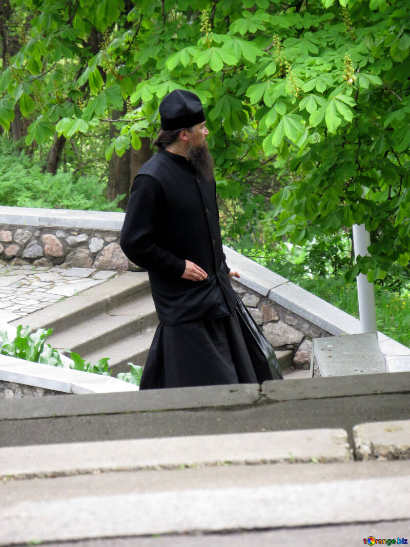 El sacerdote con sotana negra №31179