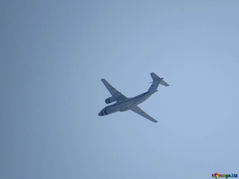 Das Flugzeug fliegt in den Himmel №31664