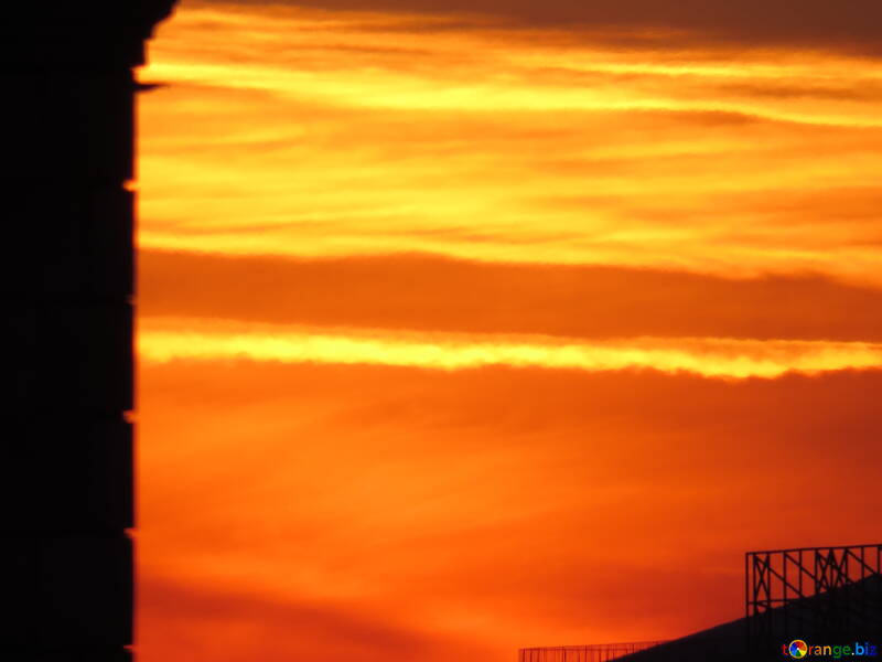 Cielo al tramonto sopra i tetti №31614