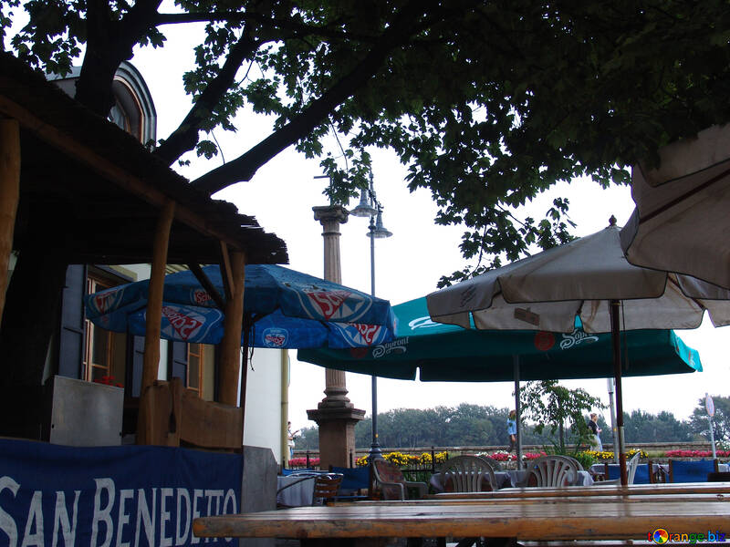 Café ao ar livre com guarda-chuvas №31722