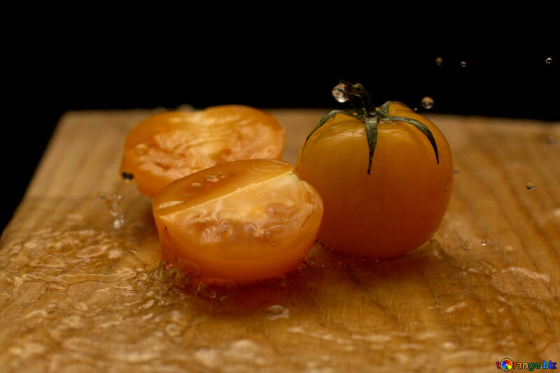 Couper la tomate en tableau noir №31035