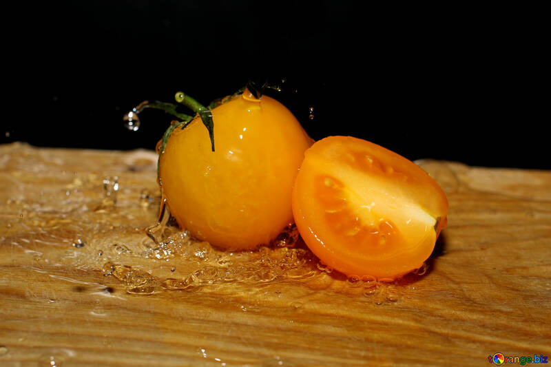 Tomate aux éclaboussures d`eau №31030