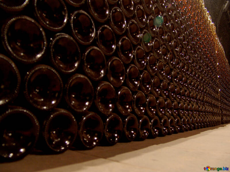 Una parete di bottiglie di vino №31699