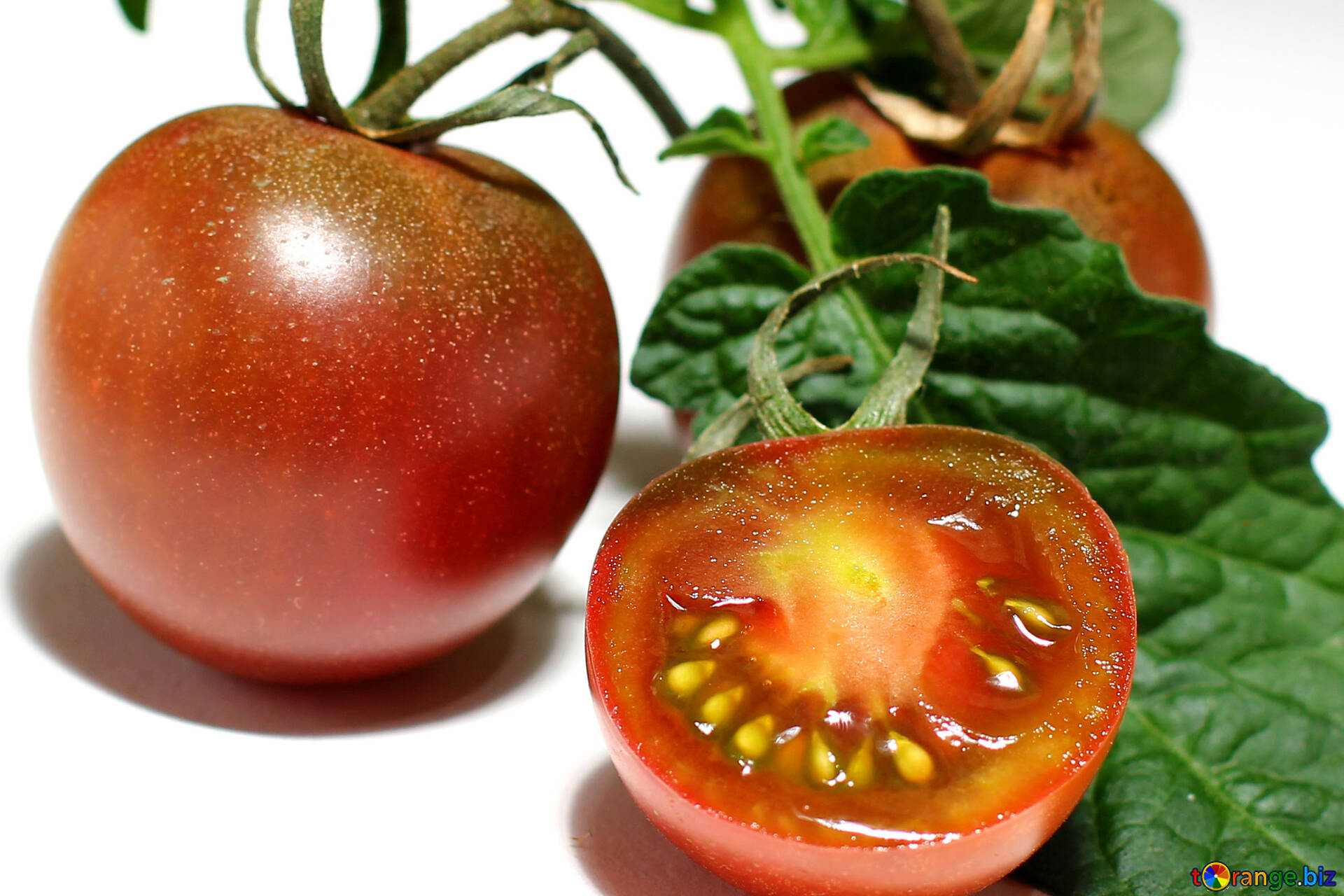 トマトは 白い背景で隔離 粗く白い背景で隔離のトマトをカットします 野菜
