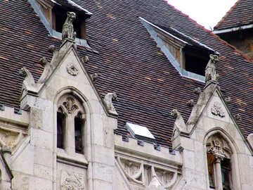 Sculptures effrayants sur le toit et la façade №32037