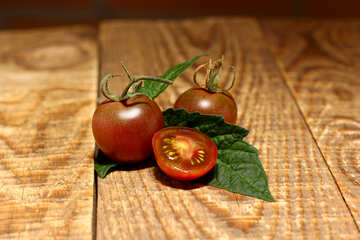 Tomates con la hoja en el tablero №32919