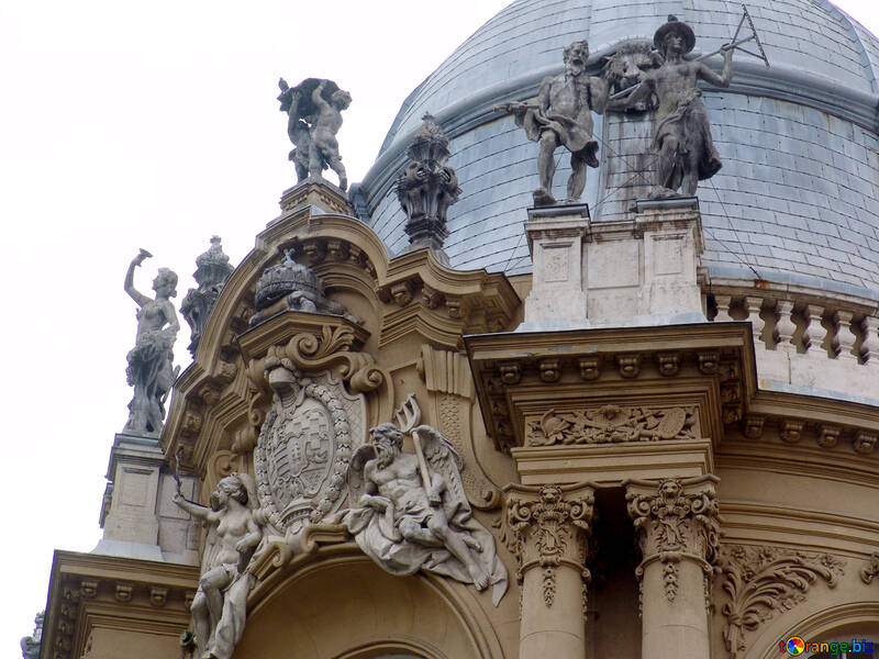 Decorative sculptures on the roof №32026