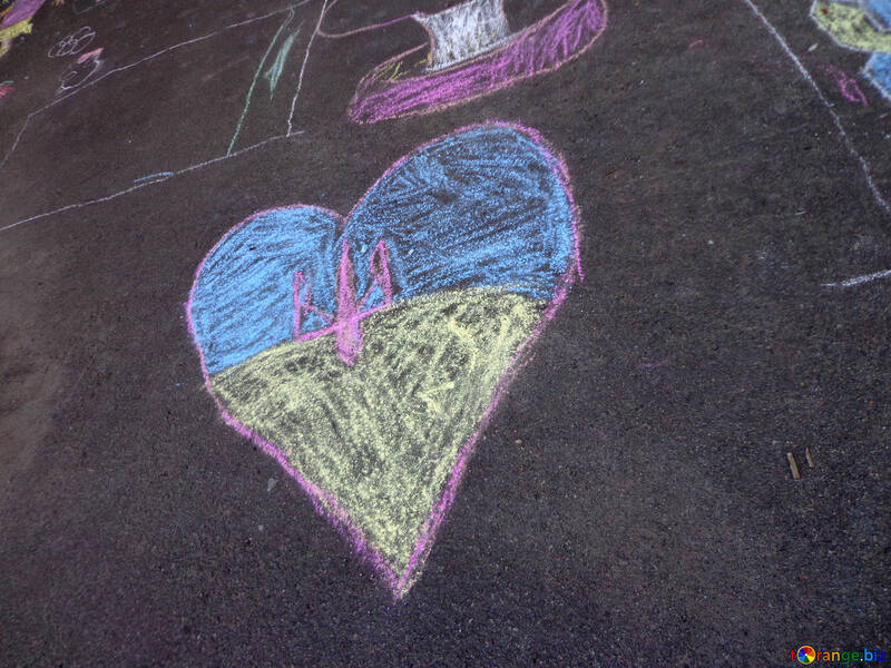 Dibujo de tiza sobre el asfalto del corazón №32598