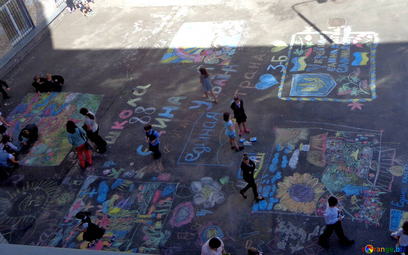 School children`s drawing contest chalk on asphalt №32613