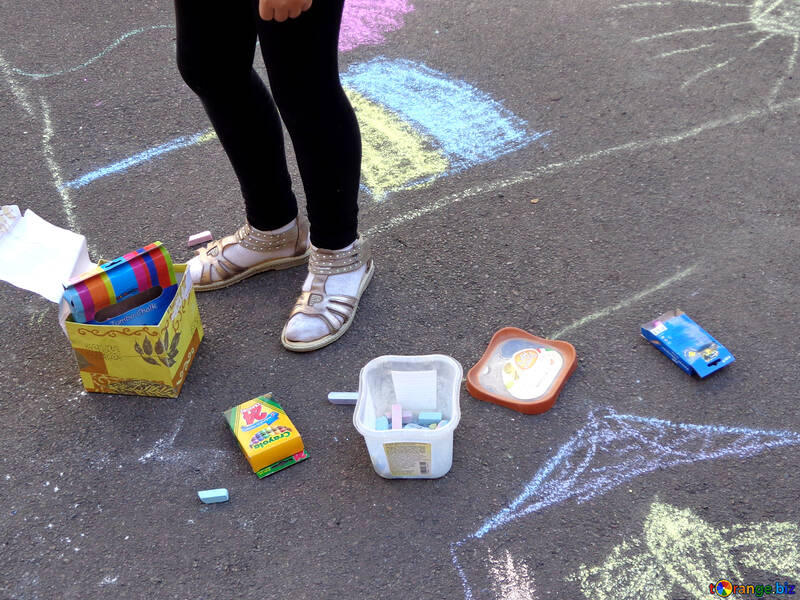 Drawing with chalk on the asphalt №32575