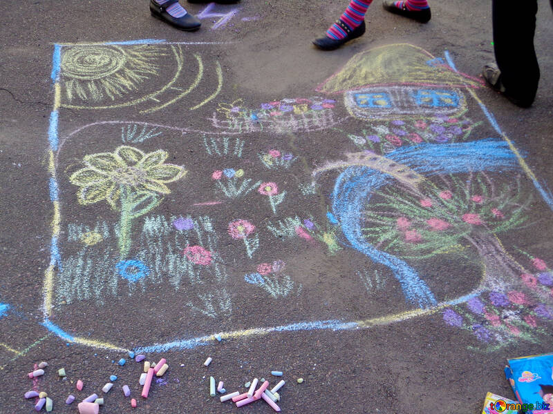 Kinder zeichnen mit Kreide №32573