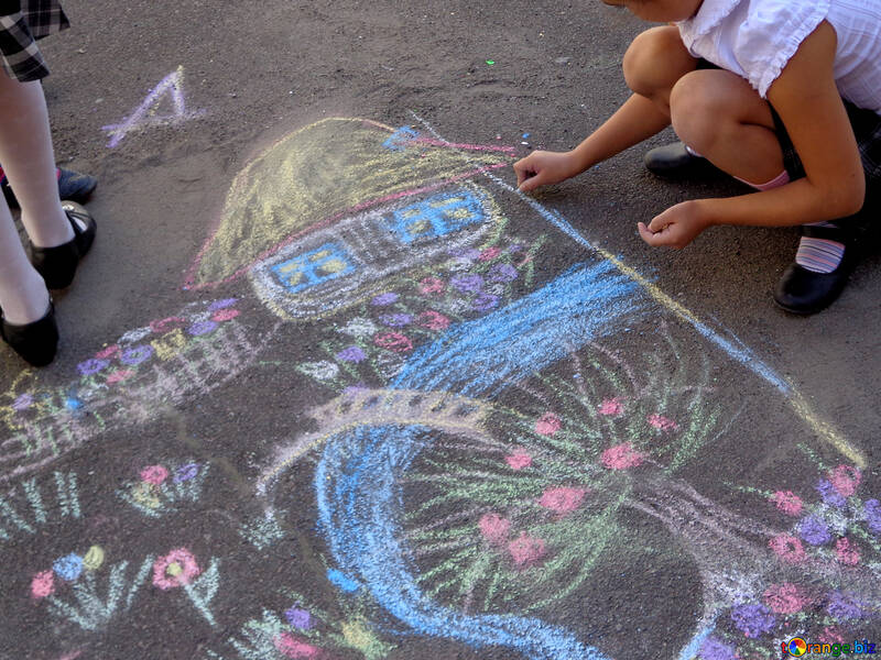 Kinder zeichnen mit Kreide №32574