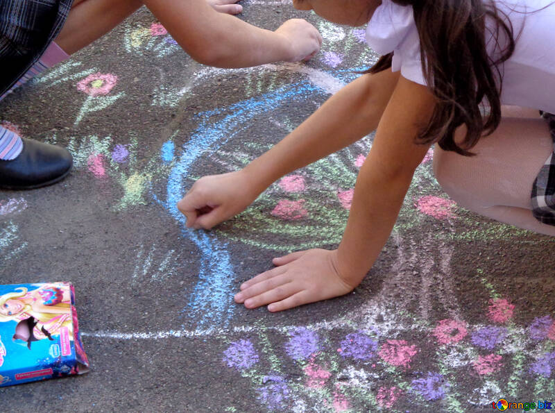Children draw picture of chalk on asphalt №32597