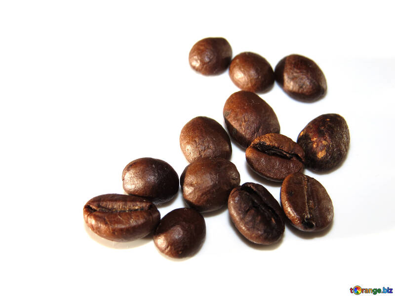 Білий фон кавові зерна №32301