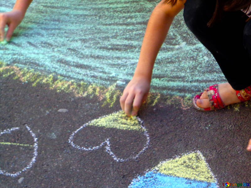 Kinder zeichnen Kreide auf asphalt №32594