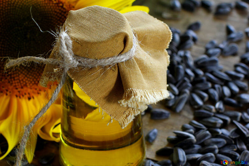 Oil and sunflower seeds №32743