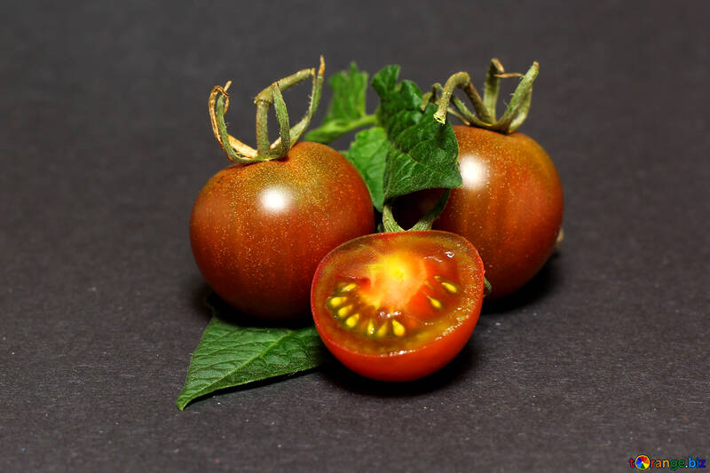 暗い背景に新鮮なトマト №32891
