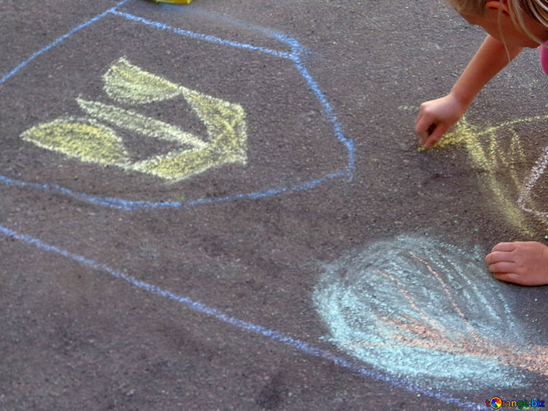 Bambino disegna di gesso sull`asfalto №32578