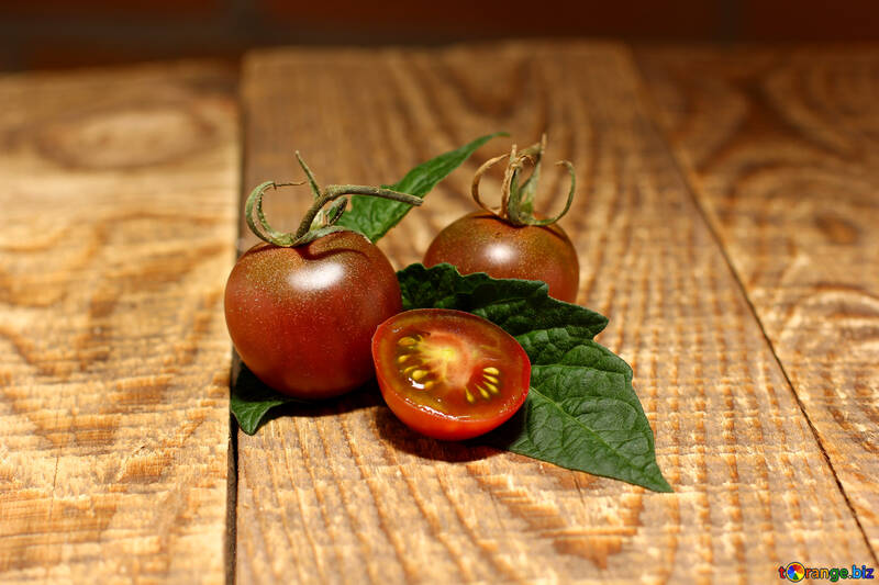 Tomaten mit Blatt auf dem Board №32919