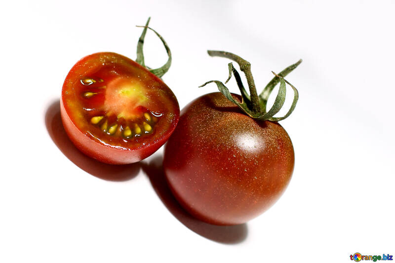 Black tomate kumato sur fond blanc №32910