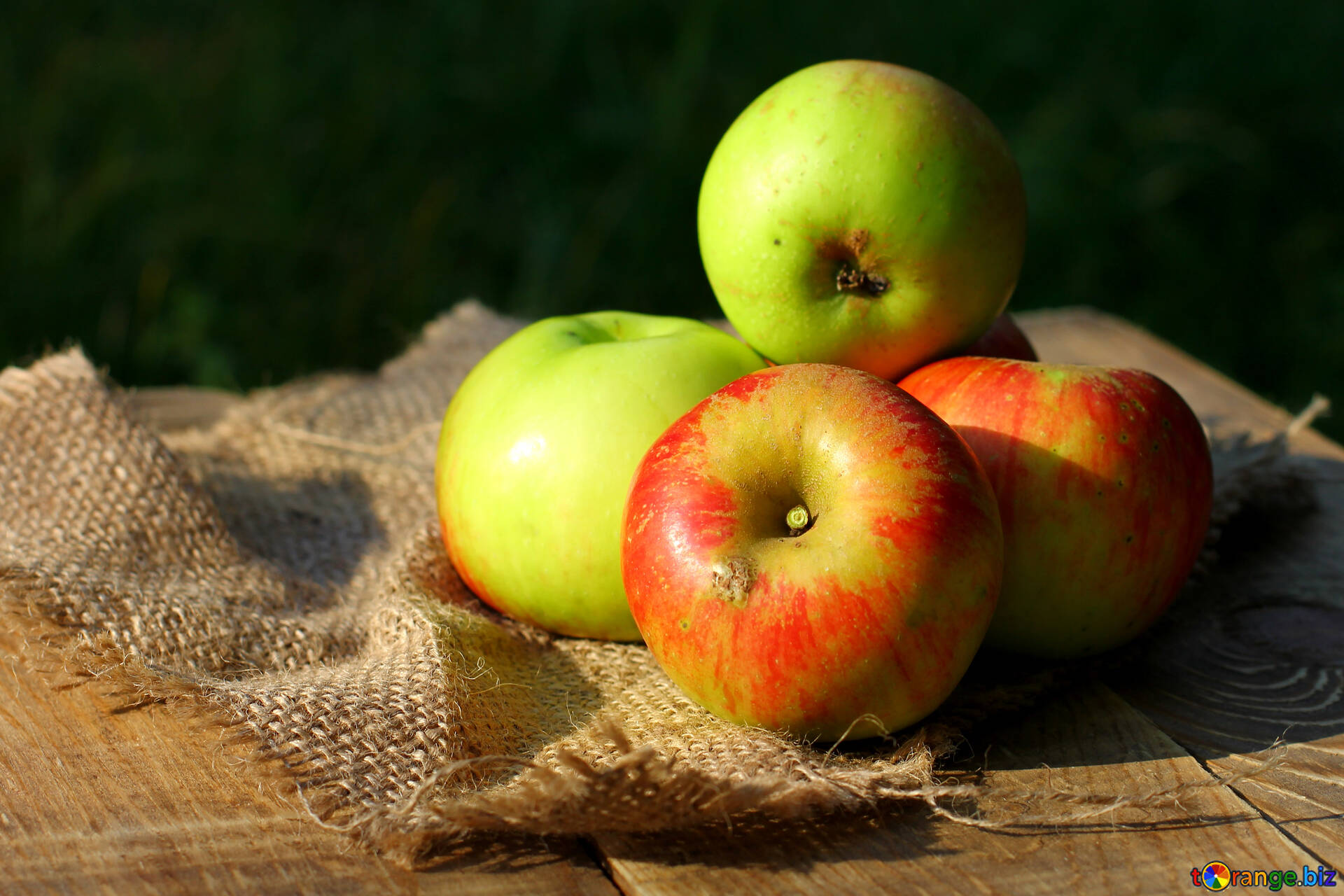 テーブルの上にリンゴ 無料の写真 リンゴのある静物 無料の写真 アップル Torange Biz