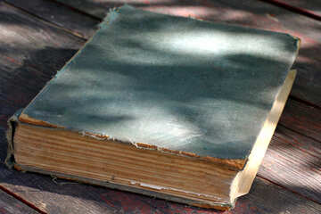 Viejo libro sobre la mesa №33973