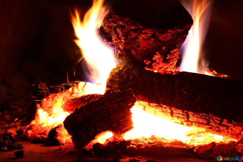 Brûler du bois de chauffage №34435