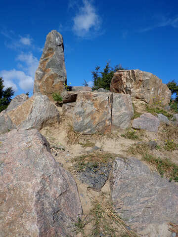 A large stone on top №35878