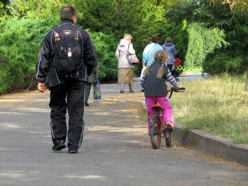 Kinder im Park mit dem Fahrrad №35951