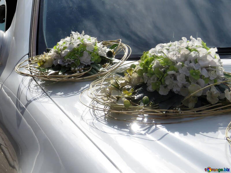 Bouquets of flowers on the hood of car №35768