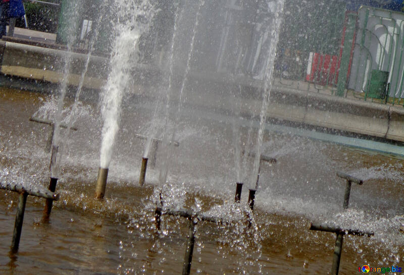 Бризки води у фонтані №35895
