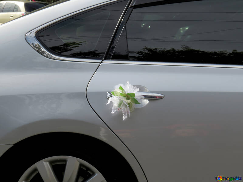 Blumendekoration auf dem Griff der Hochzeitsauto №35782