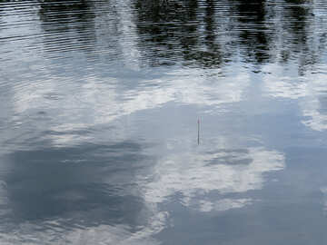 Отражение неба в воде и рыбацкий поплавок  №36762
