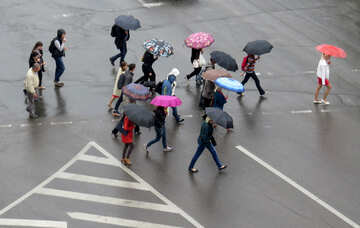 Menschen sind Weg nach draußen im Regen №36191