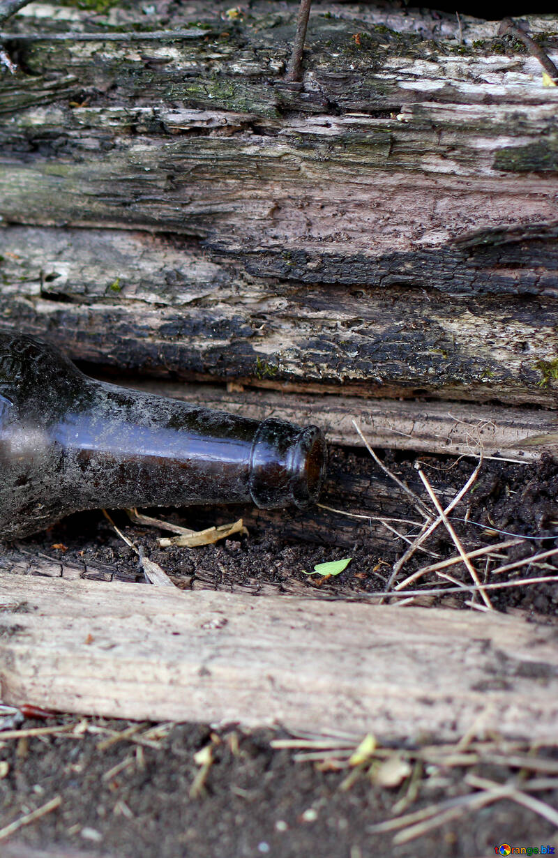 Bottiglia coricata al suolo №36800