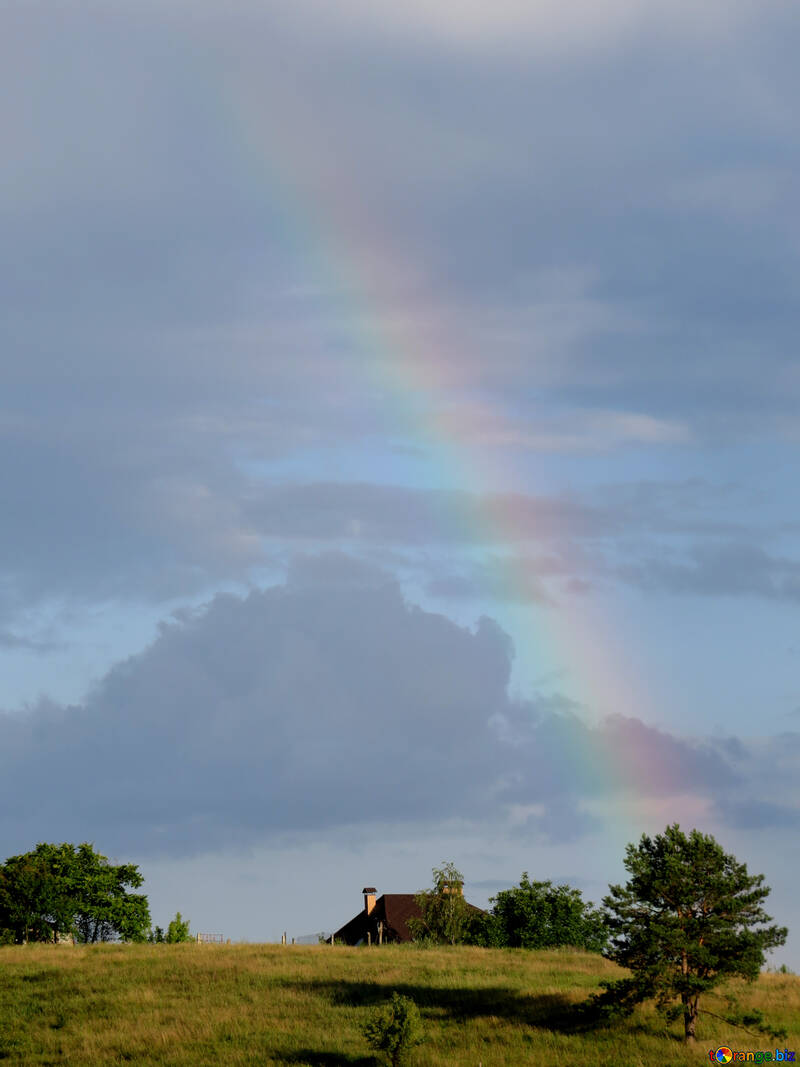 Regenbogen über dem Haus №36747