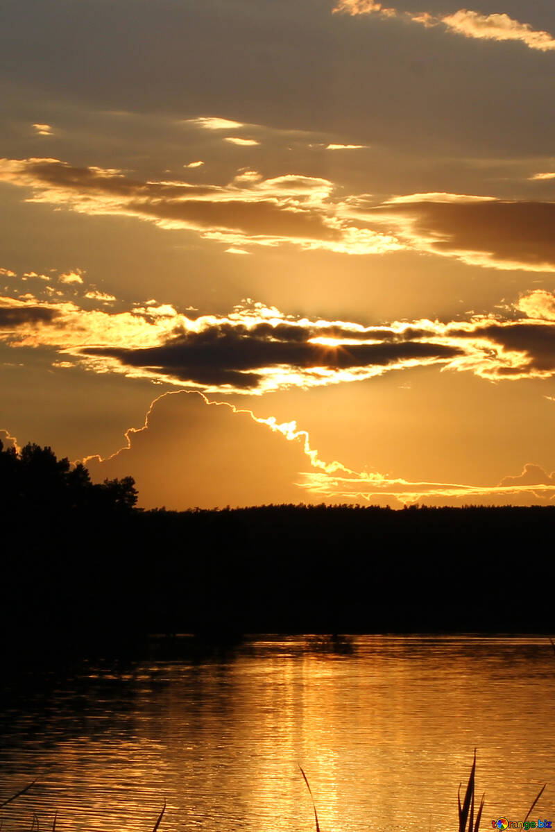 Cielo del atardecer sobre el agua №36490