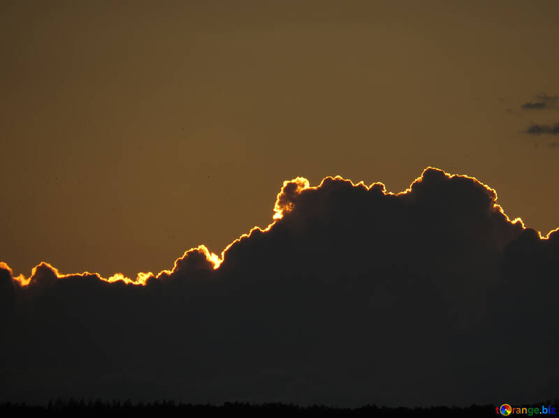 Bord des nuages est éclairée par le soleil №36375