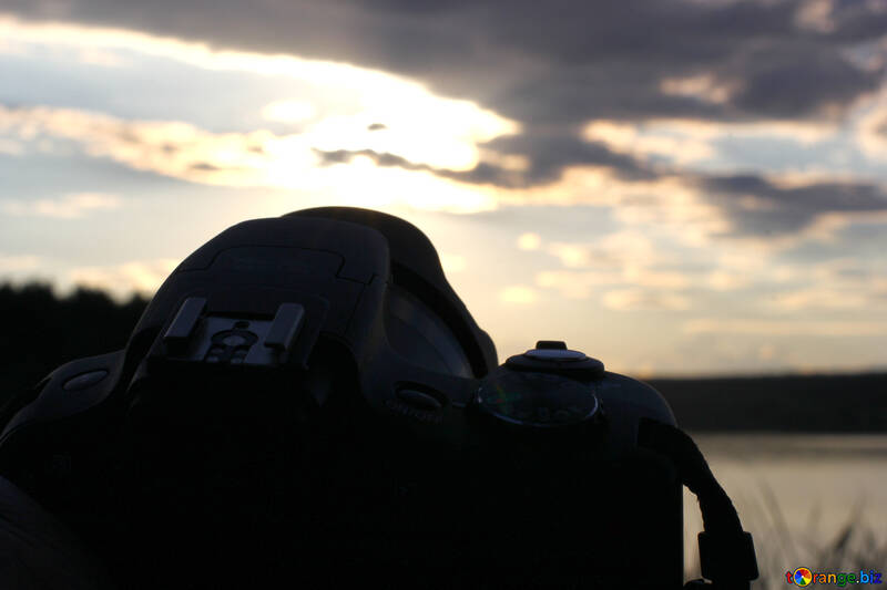 Фотоапарат на тлі заходу сонця №36506