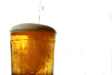 La birra viene versata nel bicchiere №37773