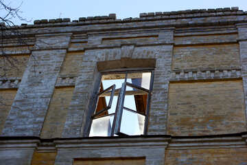Ein Fenster im Haus ohne Dach №38588