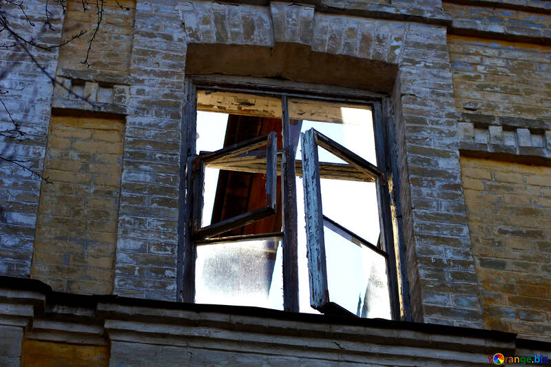 Зруйноване вікно №38592