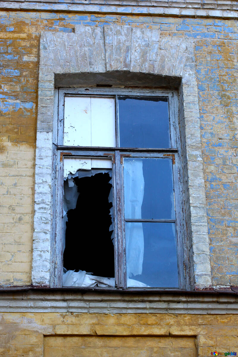 Una vecchia finestra con vetro rotto №38590