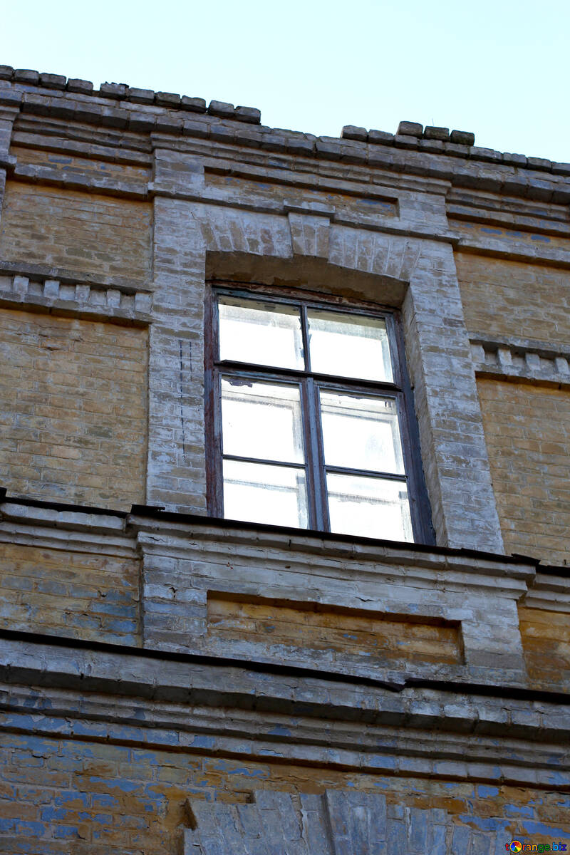 Вікно в зруйнованому будинку №38586