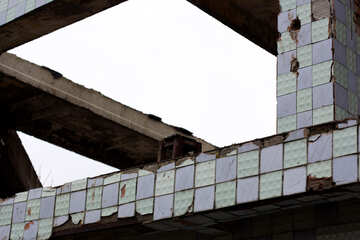 I resti dell`edificio distrutto №39045
