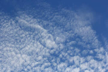 Belas nuvens no céu azul