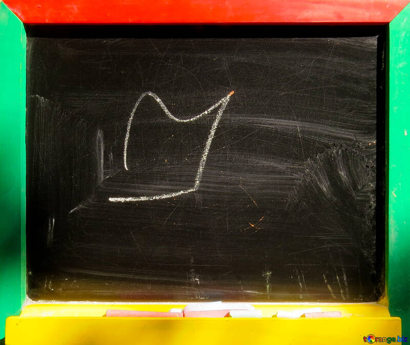 Enfants, dessin à la craie sur le tableau noir №39191